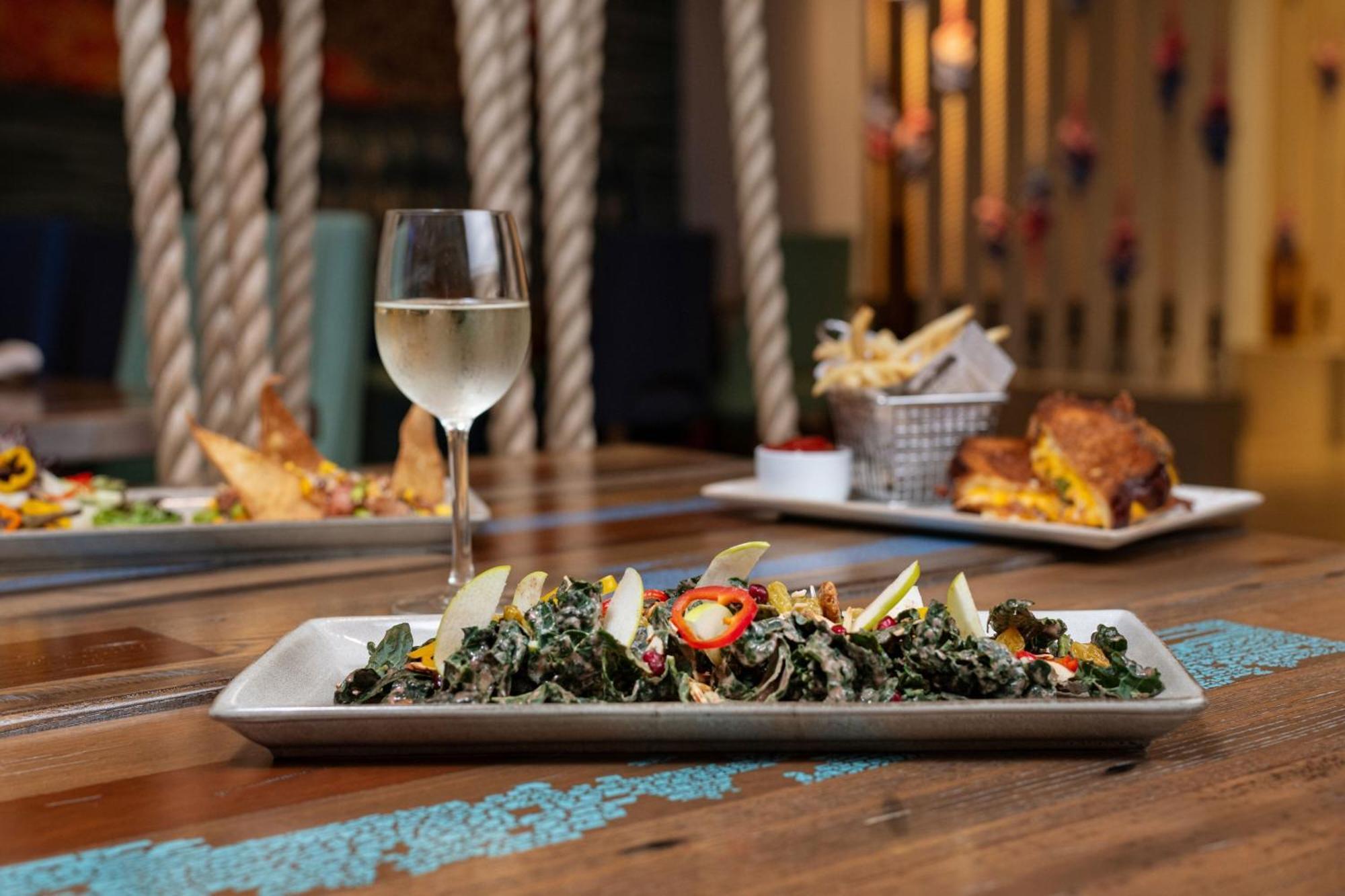 Renaissance Newport Beach Hotel Екстер'єр фото